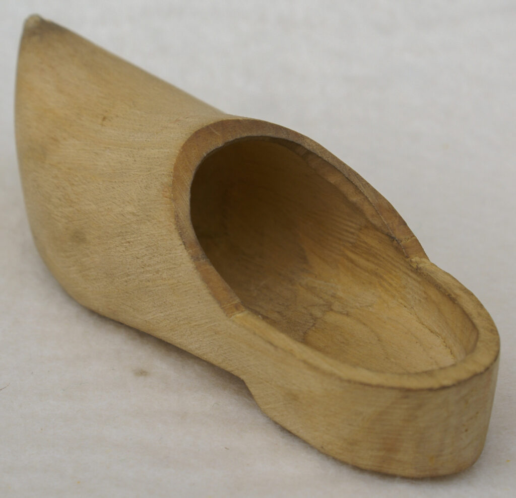 Tucker Tw ID • SPE-67c1 — AGPI ID • G-38310c1 — publisher • J. W. S. & S. (Bavaria) — title • SPEARS KNIPSSPIEL mit dem HOLZSCHUH — notes • Rules in English only.